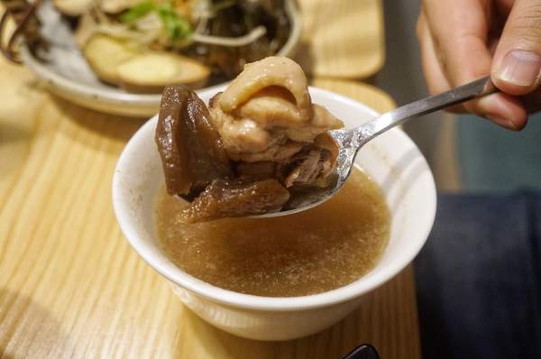 溫溫wenwen牛肉麵餐館：【台北中山區】溫溫wenwen牛肉麵餐館 中山站巷弄新開幕文青牛肉麵餐館 中式料理