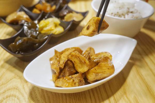 溫溫wenwen牛肉麵餐館：【台北中山區】溫溫wenwen牛肉麵餐館 中山站巷弄新開幕文青牛肉麵餐館 中式料理