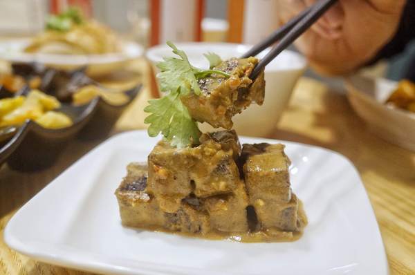 溫溫wenwen牛肉麵餐館：【台北中山區】溫溫wenwen牛肉麵餐館 中山站巷弄新開幕文青牛肉麵餐館 中式料理