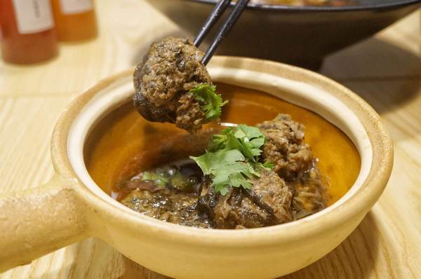 溫溫wenwen牛肉麵餐館：【台北中山區】溫溫wenwen牛肉麵餐館 中山站巷弄新開幕文青牛肉麵餐館 中式料理