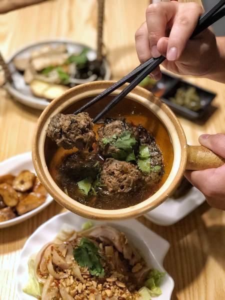 溫溫wenwen牛肉麵餐館：【台北中山區】溫溫wenwen牛肉麵餐館 中山站巷弄新開幕文青牛肉麵餐館 中式料理