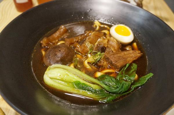 溫溫wenwen牛肉麵餐館：【台北中山區】溫溫wenwen牛肉麵餐館 中山站巷弄新開幕文青牛肉麵餐館 中式料理