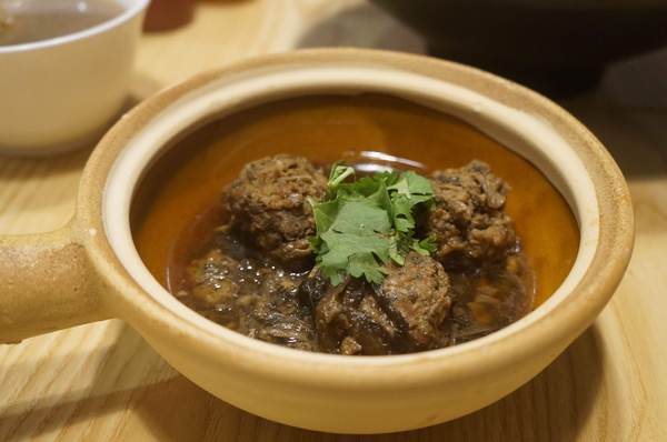 溫溫wenwen牛肉麵餐館：【台北中山區】溫溫wenwen牛肉麵餐館 中山站巷弄新開幕文青牛肉麵餐館 中式料理