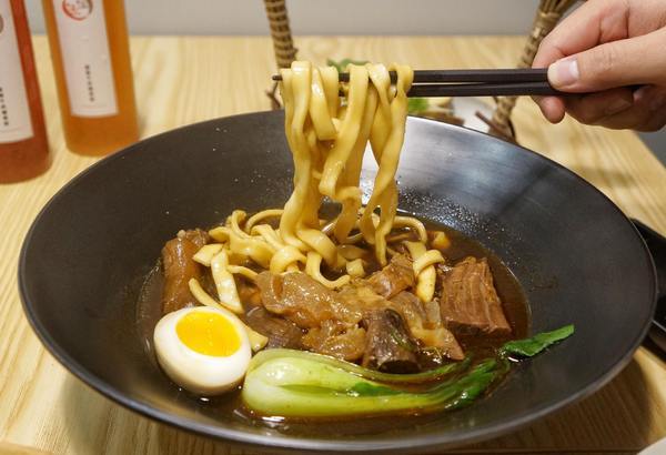 溫溫wenwen牛肉麵餐館：【台北中山區】溫溫wenwen牛肉麵餐館 中山站巷弄新開幕文青牛肉麵餐館 中式料理