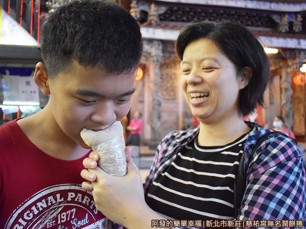 慈祐宮無名潤餅捲14-咬上一口.JPG