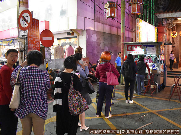 慈祐宮無名潤餅捲03-排隊人潮.JPG