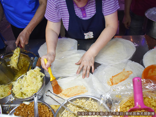慈祐宮無名潤餅捲05-抹醬.JPG