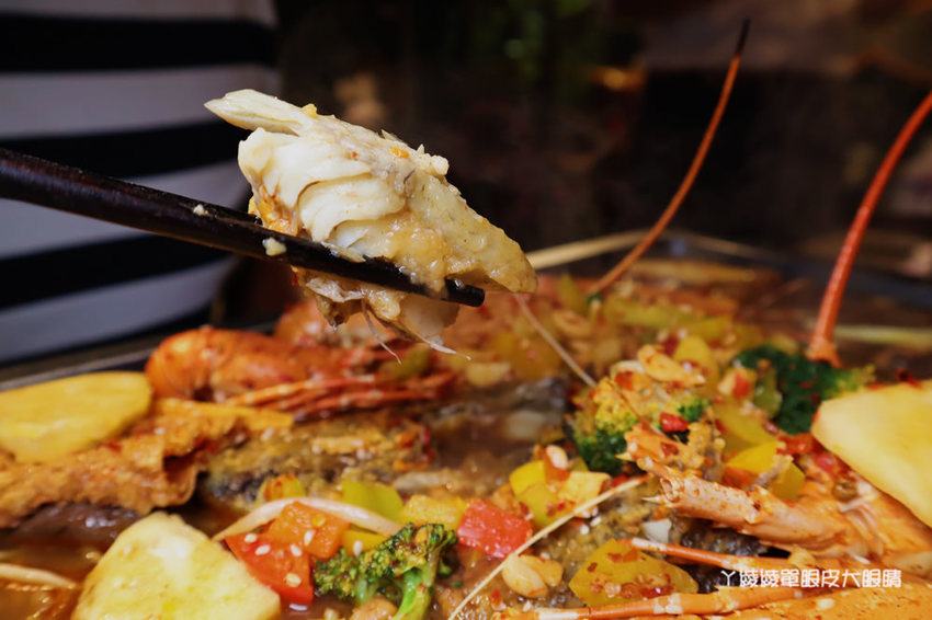 新竹宵夜|海の貨海鮮料理,抖音超夯的重慶麻辣小龍蝦烤魚在新竹也吃得到