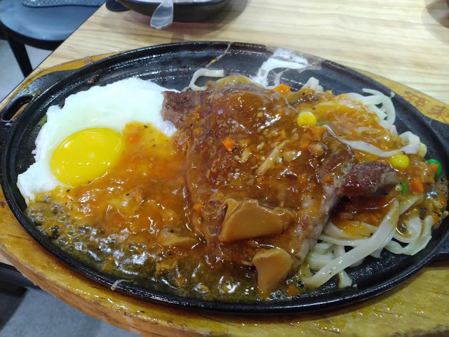 【中永和美食】孫東寶-不使用組合肉的平價高CP值牛排,路邊攤的價格給你餐廳等級的環境與餐點@東吃東吃到處吃