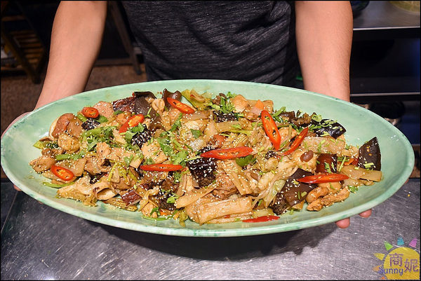 蘇氏香鍋：台中首見四川干鍋平價小吃。蘇氏香鍋。 四川麻辣老油爆炒銅板價鍋料