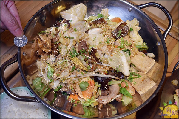 蘇氏香鍋：台中首見四川干鍋平價小吃。蘇氏香鍋。 四川麻辣老油爆炒銅板價鍋料