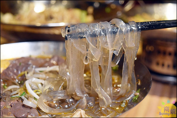 蘇氏香鍋：台中首見四川干鍋平價小吃。蘇氏香鍋。 四川麻辣老油爆炒銅板價鍋料