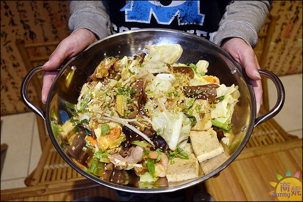 蘇氏香鍋：台中首見四川干鍋平價小吃。蘇氏香鍋。 四川麻辣老油爆炒銅板價鍋料