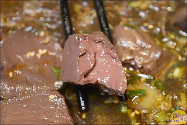 蘇氏香鍋：台中首見四川干鍋平價小吃。蘇氏香鍋。 四川麻辣老油爆炒銅板價鍋料