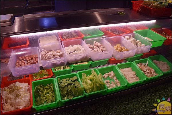 蘇氏香鍋：台中首見四川干鍋平價小吃。蘇氏香鍋。 四川麻辣老油爆炒銅板價鍋料