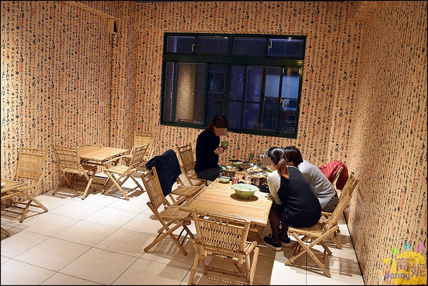 蘇氏香鍋：台中首見四川干鍋平價小吃。蘇氏香鍋。 四川麻辣老油爆炒銅板價鍋料