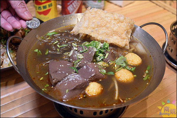 蘇氏香鍋：台中首見四川干鍋平價小吃。蘇氏香鍋。 四川麻辣老油爆炒銅板價鍋料