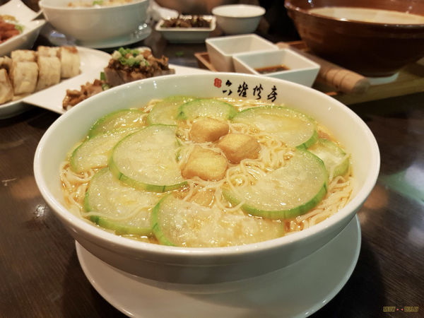 最新菜單『六堆伙房』|不油又不膩的客家料理|平價CP值又高|閉者眼隨便點都好吃|鹹蛋絲瓜麵線|美濃花生豆腐|豆香腐乳雞