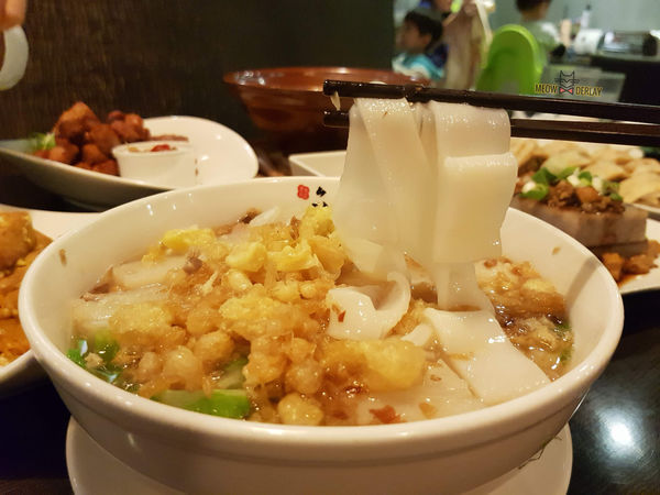 最新菜單『六堆伙房』|不油又不膩的客家料理|平價CP值又高|閉者眼隨便點都好吃|鹹蛋絲瓜麵線|美濃花生豆腐|豆香腐乳雞