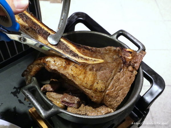 松牛川町：台中美食│松牛川町〃大里美食推薦！現場炙燒巨無霸戰斧，多人聚餐推薦，可包場～
