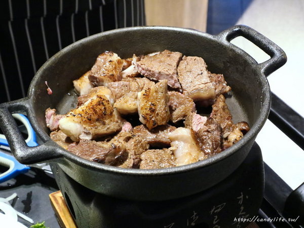 松牛川町：台中美食│松牛川町〃大里美食推薦！現場炙燒巨無霸戰斧，多人聚餐推薦，可包場～