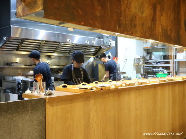 松牛川町：台中美食│松牛川町〃大里美食推薦！現場炙燒巨無霸戰斧，多人聚餐推薦，可包場～