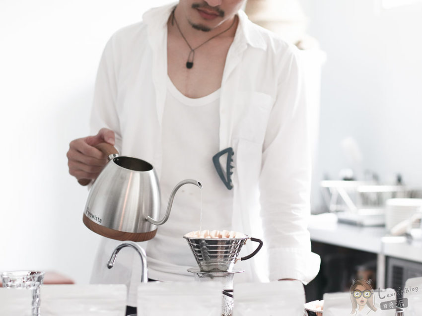 東區咖啡廳》世界沖煮大賽冠軍王策咖啡廳VWI by CHADWANG，超級簡質感風格咖啡廳，手沖精品咖啡推薦 - Lexies Blog，寫食派