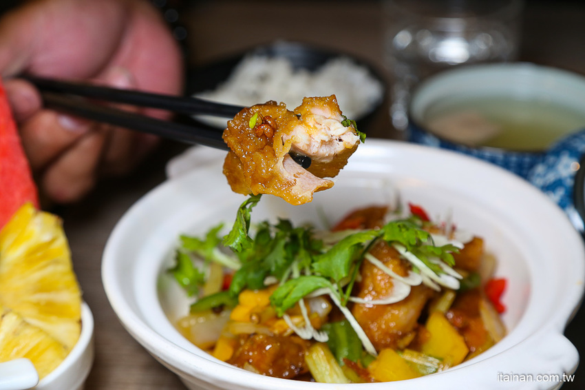 台南美食｜餐點好吃甜點也厲害!!複合式餐廳居然藏著很厲害的限量千層!!台南東區森林系清新餐廳「森鑶複合式餐廳」 - 台南好Food遊