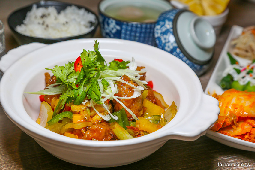 台南美食｜餐點好吃甜點也厲害!!複合式餐廳居然藏著很厲害的限量千層!!台南東區森林系清新餐廳「森鑶複合式餐廳」 - 台南好Food遊
