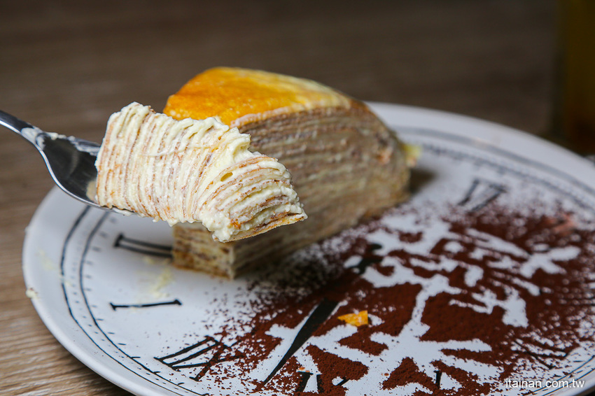 台南美食｜餐點好吃甜點也厲害!!複合式餐廳居然藏著很厲害的限量千層!!台南東區森林系清新餐廳「森鑶複合式餐廳」 - 台南好Food遊