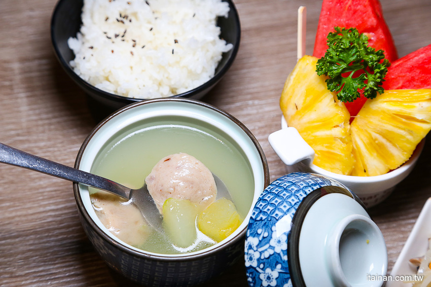 台南美食｜餐點好吃甜點也厲害!!複合式餐廳居然藏著很厲害的限量千層!!台南東區森林系清新餐廳「森鑶複合式餐廳」 - 台南好Food遊