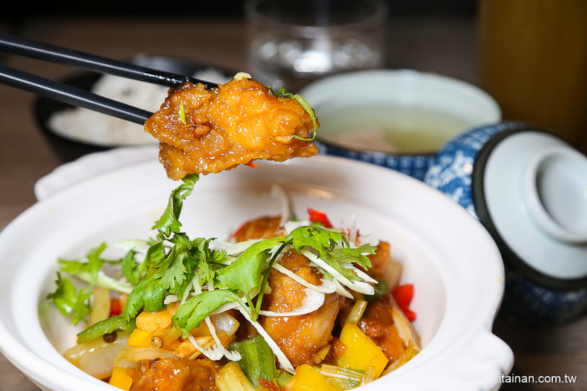 台南美食｜餐點好吃甜點也厲害!!複合式餐廳居然藏著很厲害的限量千層!!台南東區森林系清新餐廳「森鑶複合式餐廳」 - 台南好Food遊