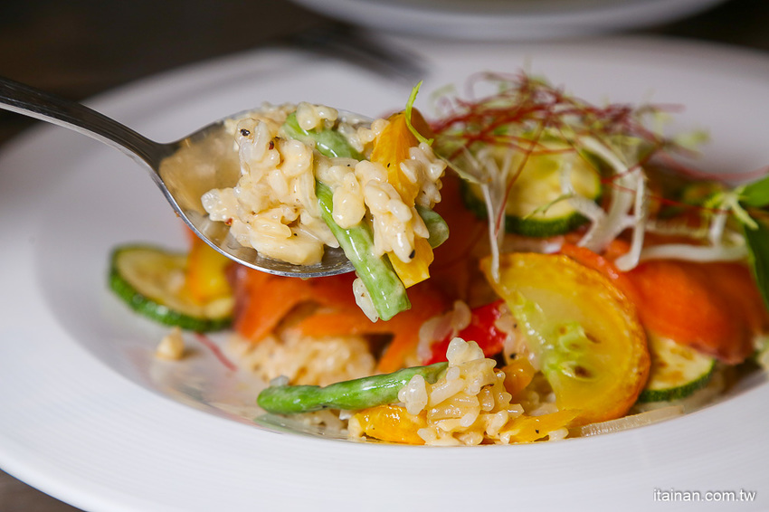 台南美食｜餐點好吃甜點也厲害!!複合式餐廳居然藏著很厲害的限量千層!!台南東區森林系清新餐廳「森鑶複合式餐廳」 - 台南好Food遊