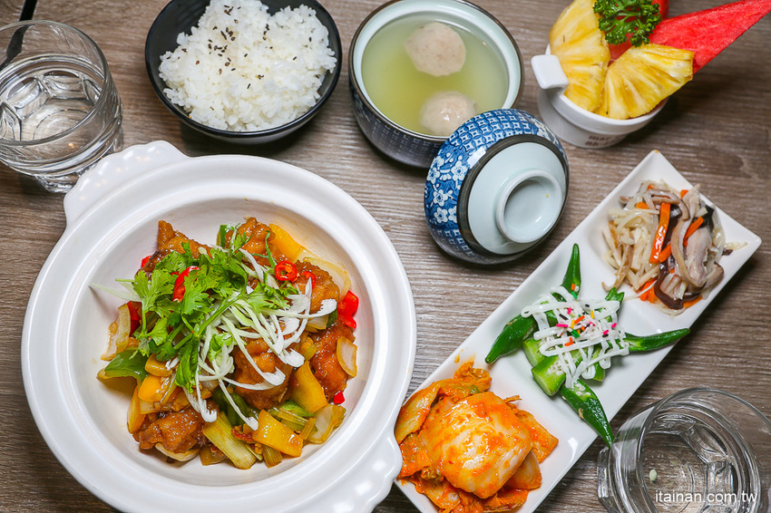 台南美食｜餐點好吃甜點也厲害!!複合式餐廳居然藏著很厲害的限量千層!!台南東區森林系清新餐廳「森鑶複合式餐廳」 - 台南好Food遊