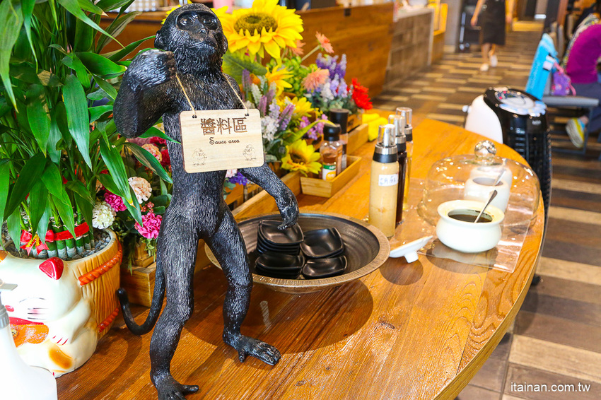 台南美食｜餐點好吃甜點也厲害!!複合式餐廳居然藏著很厲害的限量千層!!台南東區森林系清新餐廳「森鑶複合式餐廳」 - 台南好Food遊