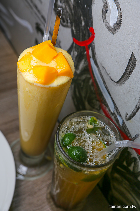 台南美食｜餐點好吃甜點也厲害!!複合式餐廳居然藏著很厲害的限量千層!!台南東區森林系清新餐廳「森鑶複合式餐廳」 - 台南好Food遊