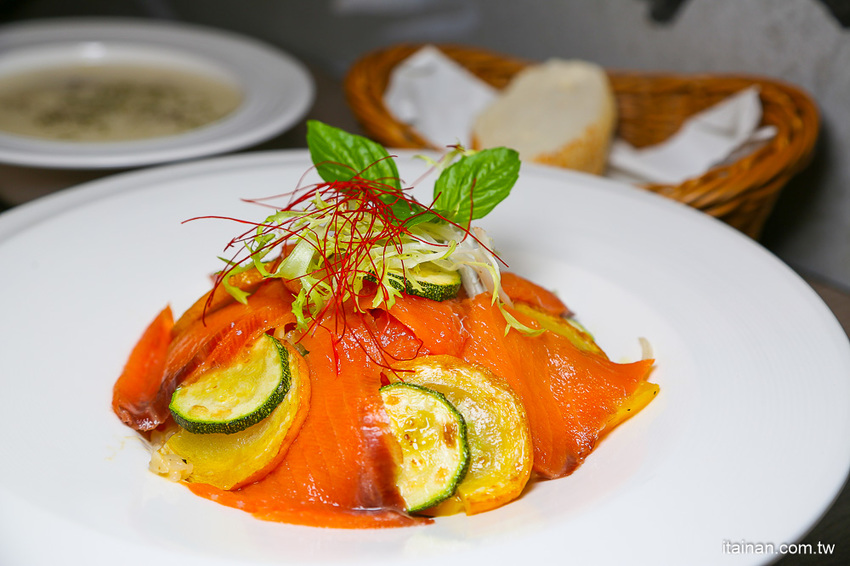 台南美食｜餐點好吃甜點也厲害!!複合式餐廳居然藏著很厲害的限量千層!!台南東區森林系清新餐廳「森鑶複合式餐廳」 - 台南好Food遊