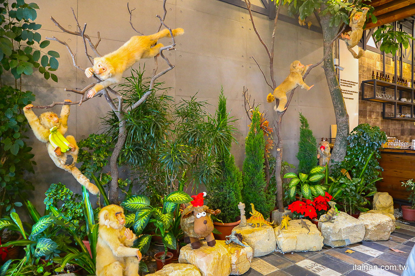 台南美食｜餐點好吃甜點也厲害!!複合式餐廳居然藏著很厲害的限量千層!!台南東區森林系清新餐廳「森鑶複合式餐廳」 - 台南好Food遊