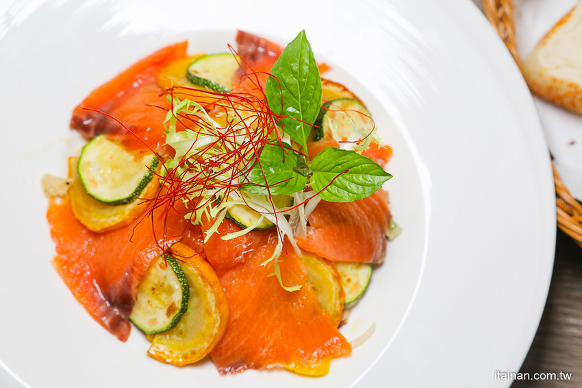 台南美食｜餐點好吃甜點也厲害!!複合式餐廳居然藏著很厲害的限量千層!!台南東區森林系清新餐廳「森鑶複合式餐廳」 - 台南好Food遊