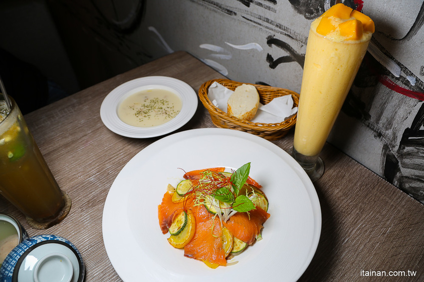 台南美食｜餐點好吃甜點也厲害!!複合式餐廳居然藏著很厲害的限量千層!!台南東區森林系清新餐廳「森鑶複合式餐廳」 - 台南好Food遊