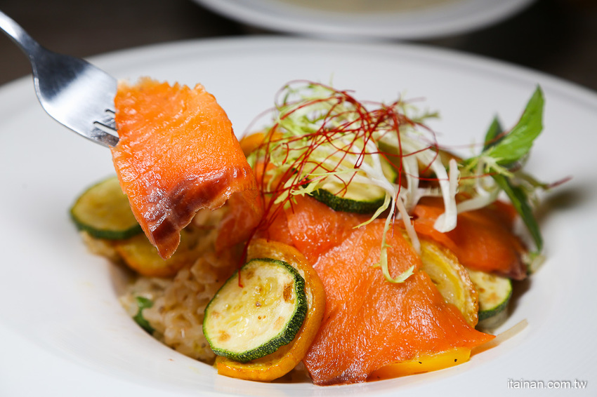 台南美食｜餐點好吃甜點也厲害!!複合式餐廳居然藏著很厲害的限量千層!!台南東區森林系清新餐廳「森鑶複合式餐廳」 - 台南好Food遊