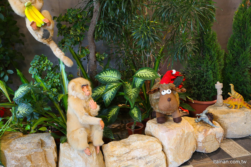 台南美食｜餐點好吃甜點也厲害!!複合式餐廳居然藏著很厲害的限量千層!!台南東區森林系清新餐廳「森鑶複合式餐廳」 - 台南好Food遊