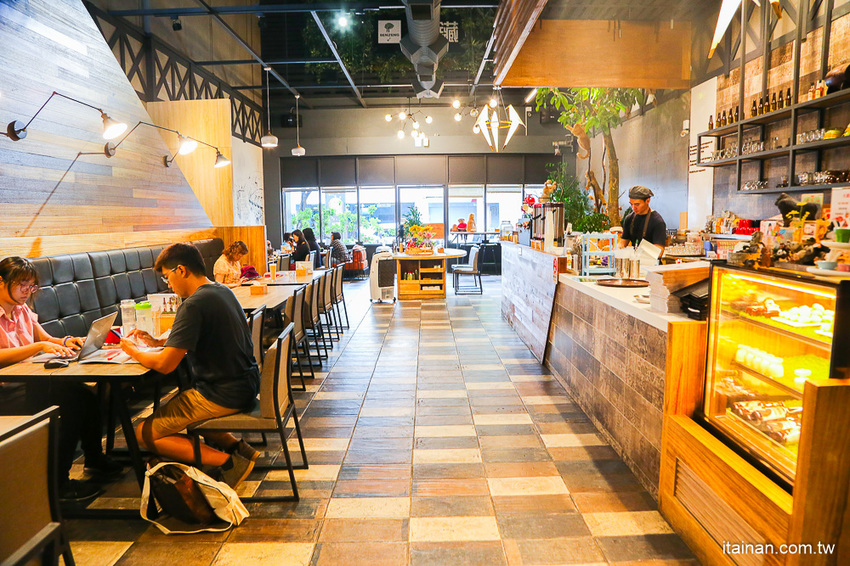 台南美食｜餐點好吃甜點也厲害!!複合式餐廳居然藏著很厲害的限量千層!!台南東區森林系清新餐廳「森鑶複合式餐廳」 - 台南好Food遊