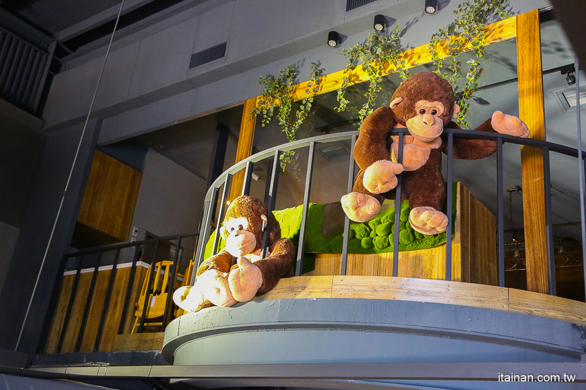 台南美食｜餐點好吃甜點也厲害!!複合式餐廳居然藏著很厲害的限量千層!!台南東區森林系清新餐廳「森鑶複合式餐廳」 - 台南好Food遊