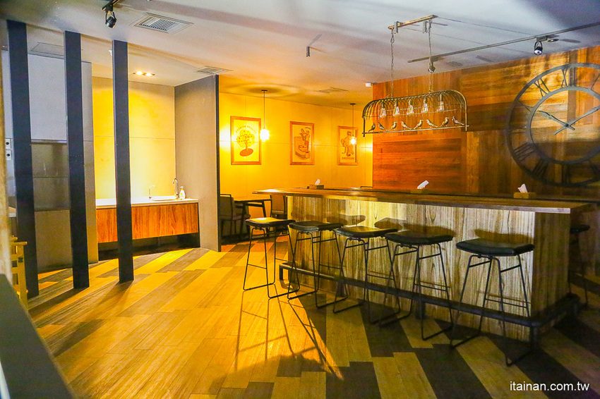 台南美食｜餐點好吃甜點也厲害!!複合式餐廳居然藏著很厲害的限量千層!!台南東區森林系清新餐廳「森鑶複合式餐廳」 - 台南好Food遊