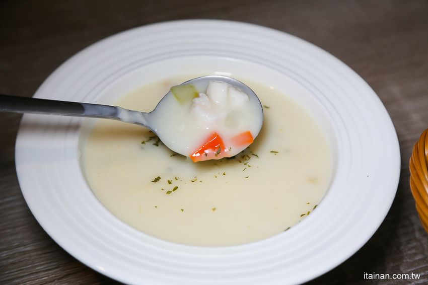 台南美食｜餐點好吃甜點也厲害!!複合式餐廳居然藏著很厲害的限量千層!!台南東區森林系清新餐廳「森鑶複合式餐廳」 - 台南好Food遊