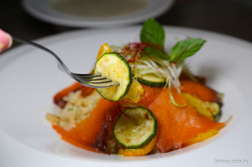 台南美食｜餐點好吃甜點也厲害!!複合式餐廳居然藏著很厲害的限量千層!!台南東區森林系清新餐廳「森鑶複合式餐廳」 - 台南好Food遊