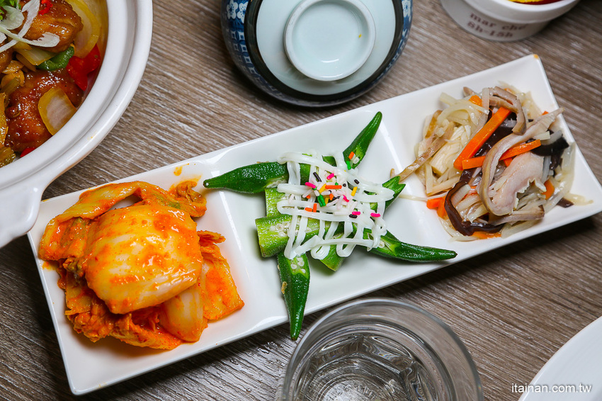 台南美食｜餐點好吃甜點也厲害!!複合式餐廳居然藏著很厲害的限量千層!!台南東區森林系清新餐廳「森鑶複合式餐廳」 - 台南好Food遊