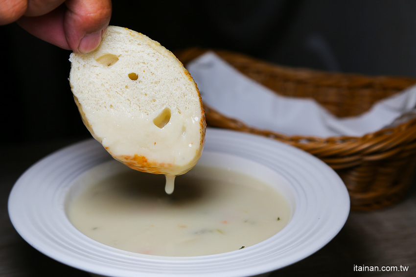 台南美食｜餐點好吃甜點也厲害!!複合式餐廳居然藏著很厲害的限量千層!!台南東區森林系清新餐廳「森鑶複合式餐廳」 - 台南好Food遊