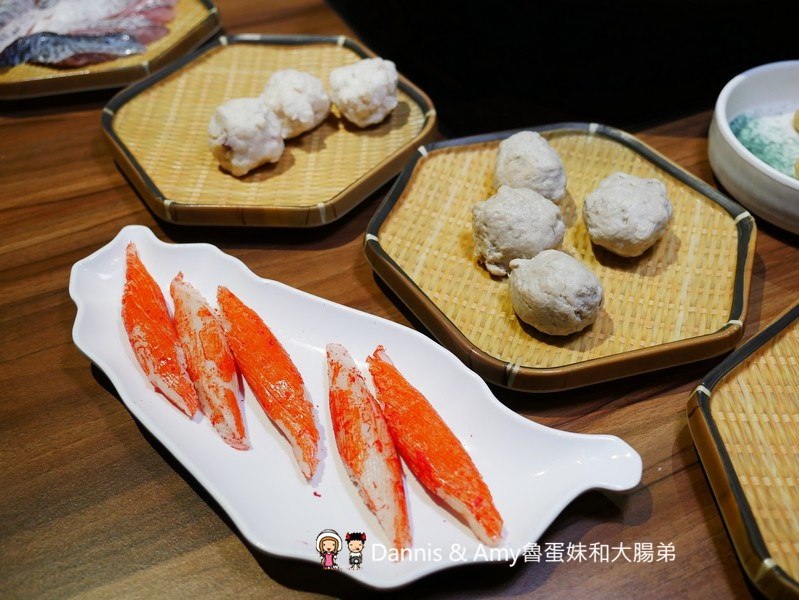 《新竹竹北美食》 韋爐復刻食鍋。以盤計價想吃什麼自己拿。食材新鮮現點現切肉品大推薦。復古空間一起圍爐吃美味石頭火鍋 ︱影片